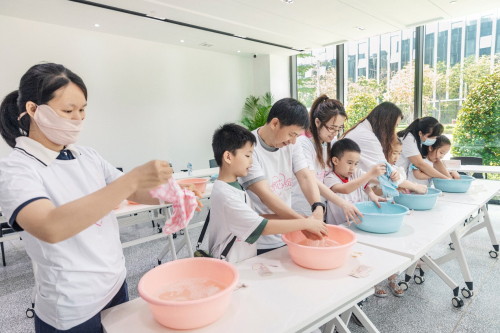 阿道夫現身“教學”，與10后探索洗護科技力量