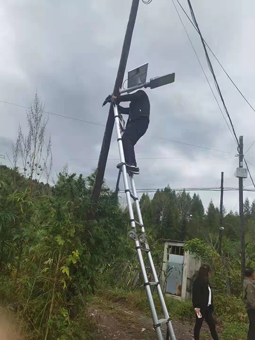 盞盞路燈照小巷 閃閃發光暖人心
