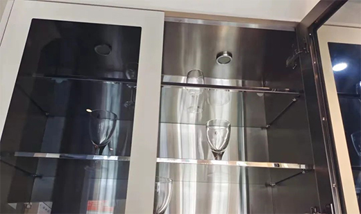 當玻璃遇上全鋼，展現廚房的通透視效