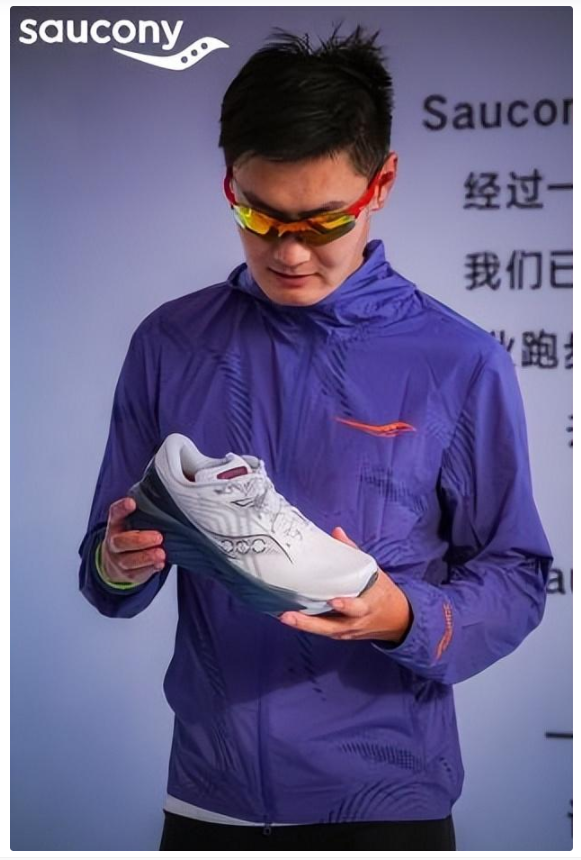 穿索康尼的彭于晏閃現(xiàn)上海機(jī)場(chǎng)